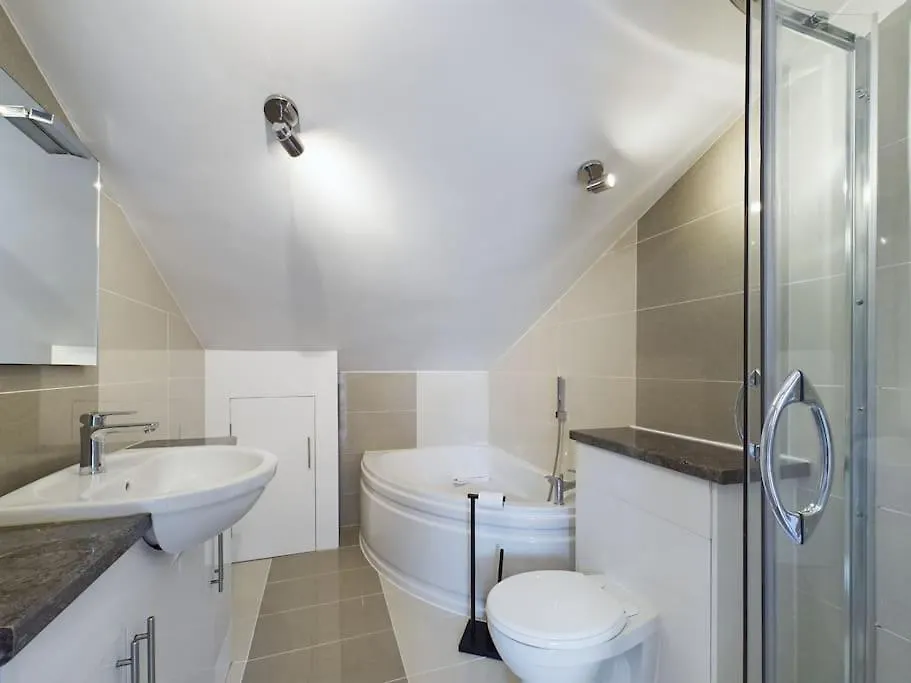 The Hideout King Bed/W Tv Free Parking Villa Cheltenham Holiday home