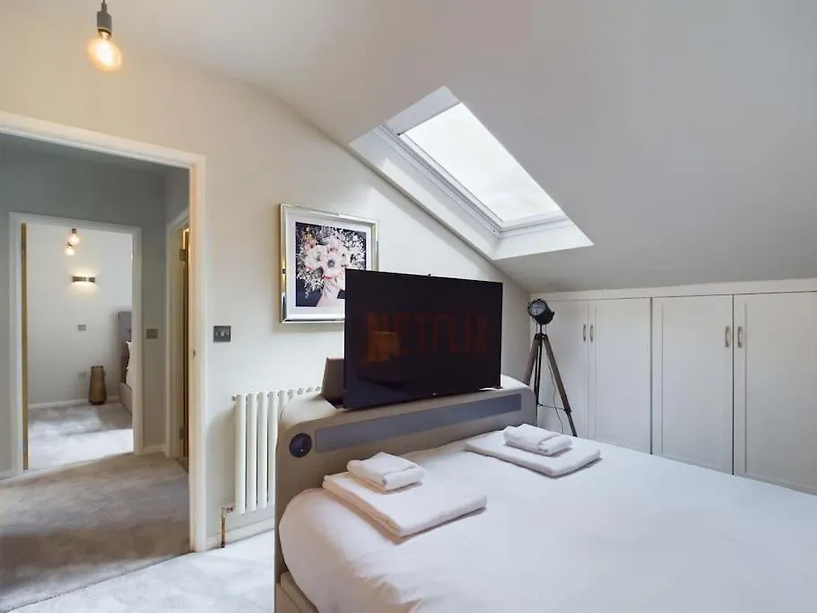 The Hideout King Bed/W Tv Free Parking Villa Cheltenham Holiday home
